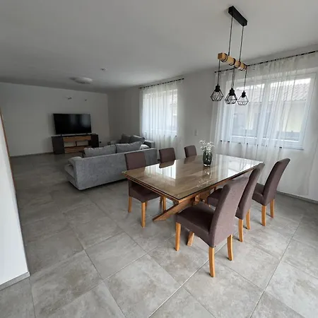 Moderne Mit Terrasse Und Pool Im Steyrtal *